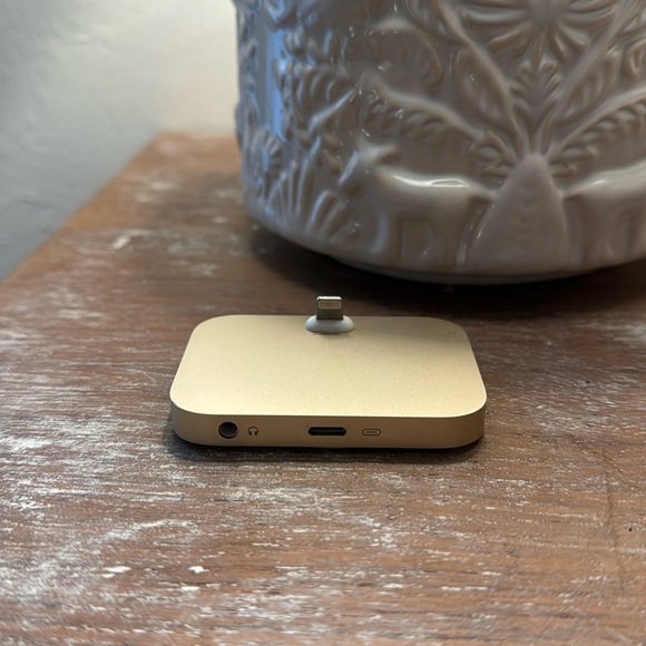 Light gold Apple iPhone charging dock station - Picture 2 of 2